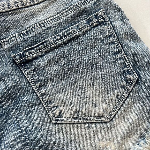 Altar’d State Distressed Fringed Light Wash Denim Jean Shorts Size 26 - Picture 5 of 13
